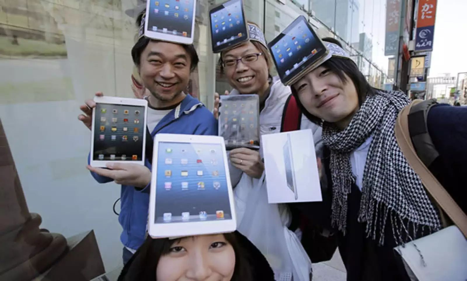 La nueva versión de la tableta de Apple salió a la venta con un precio superior a los de sus rivales Google y Amazon.