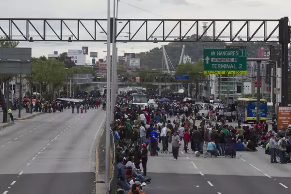 Los accesos al Aeropuerto Internacional de la Ciudad de México fueron obstruidos por maestros de la CNTE.