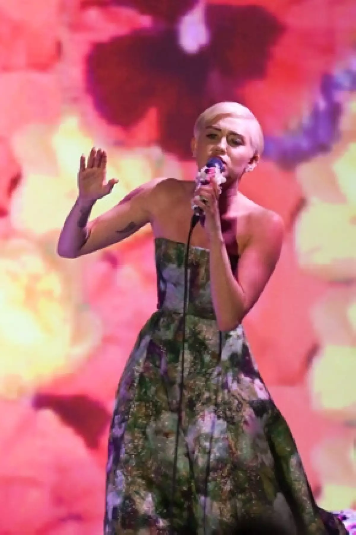 Luego de que el canadiense fuera duramente criticado por unos videos viejos que se publicaron recientemente en donde hacía comentarios racistas, la cantante reprobó que se le juzgara tanto.