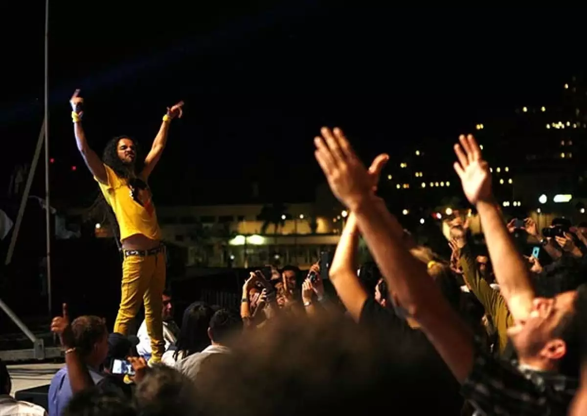 La noche de estreno de la nueva película de la banda, Bernal se dejó querer por sus fans y la banda mexicana puso a bailar al público con un concierto sorpresa en Los Cabos.
