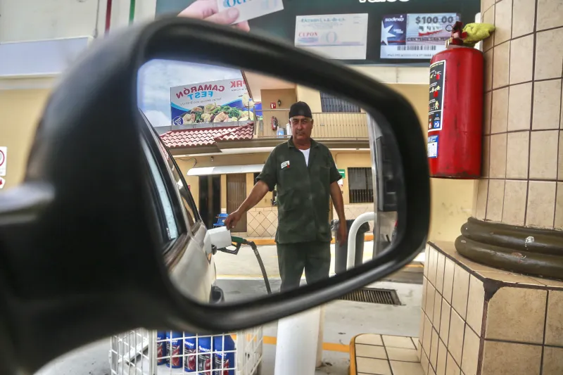 Gasolineria en México, despachador atendiendo. Foto: Rashide Frias/Cuartoscuro. 