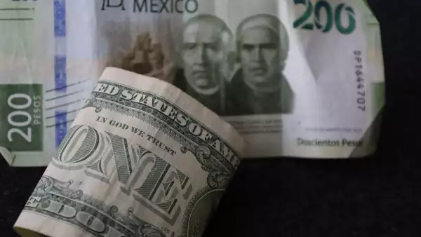 El peso se debilita frente al dólar