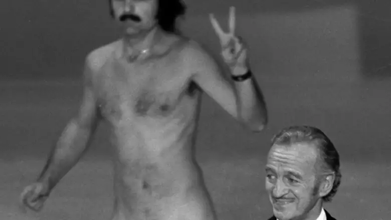 En 1974 el actor David Niven, quien presentaba una categoría, quedó atónito cuando un hombre desnudo atravesó el escenario de forma imprevista. Depúes bromeó sobre “las carencias del hombre”.