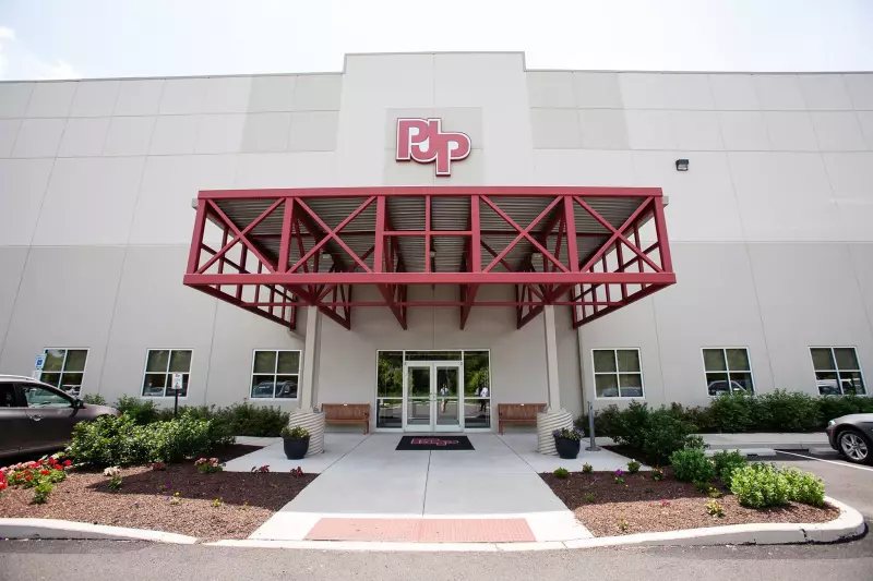 El almacén de 250,000 pies cuadrados de PJP transporta más de 9,000 artículos en stock. (PJP)