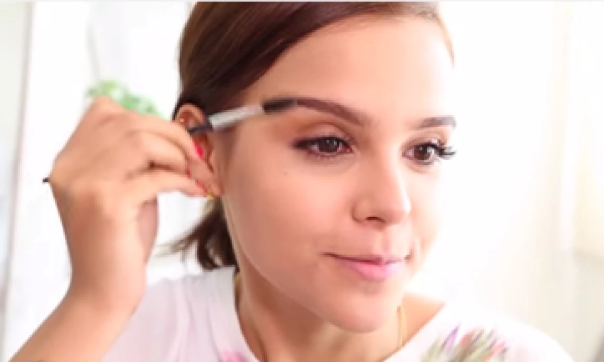 Covergirl, la marca de cosméticos, encontró en YUYA una aliada para dar a conocer productos. (Foto: Youtube )