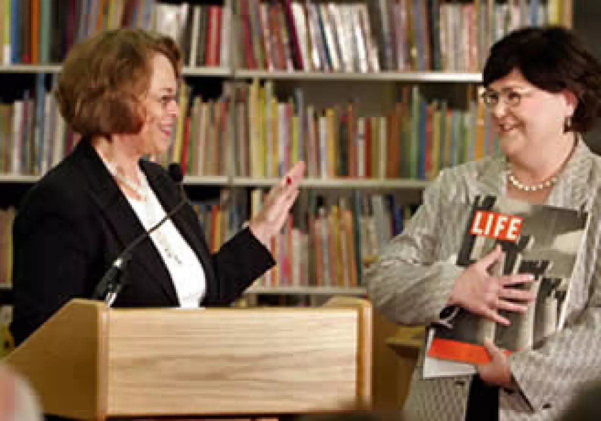 El retiro de Ann Moore (izq) se da tras 32 años de trabajar en Time Inc. (Foto: AP)