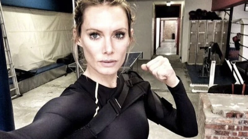 Olivia a hecho de doble de actrices como Milla Jovovich y Charlize Theron.