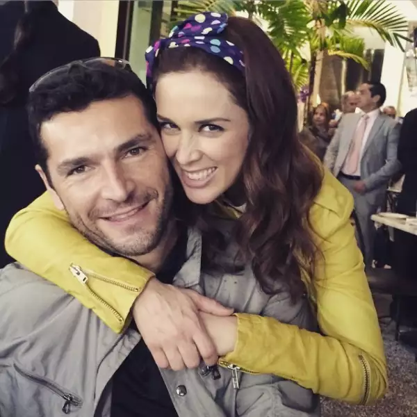 Siempre que posa con él Jacky luce muy feliz.