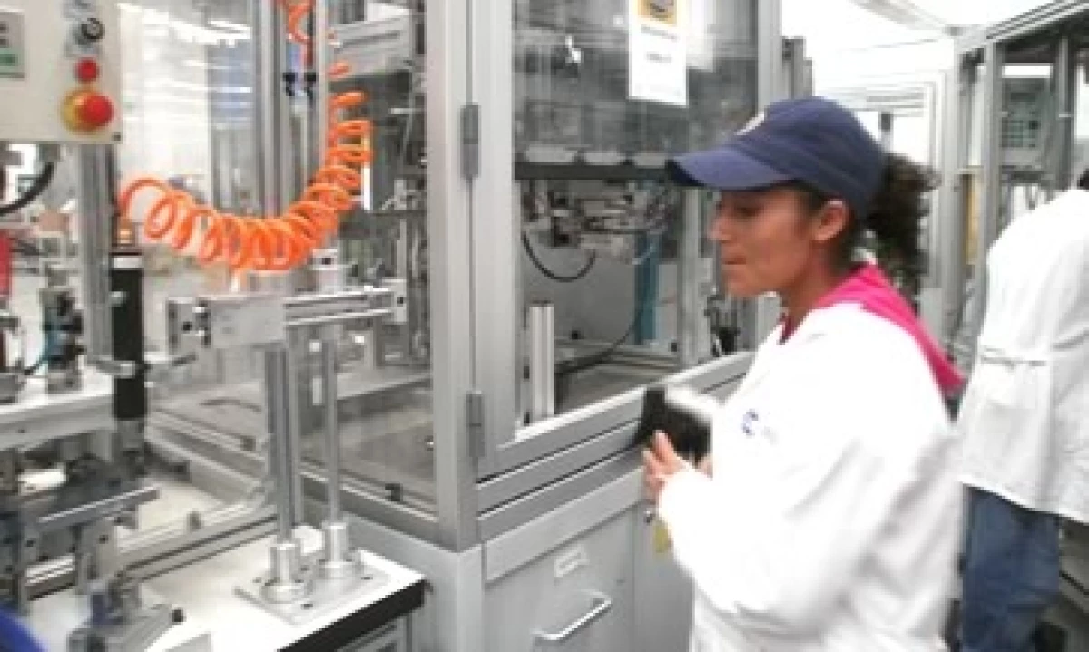 mujer planta ensamble pedal