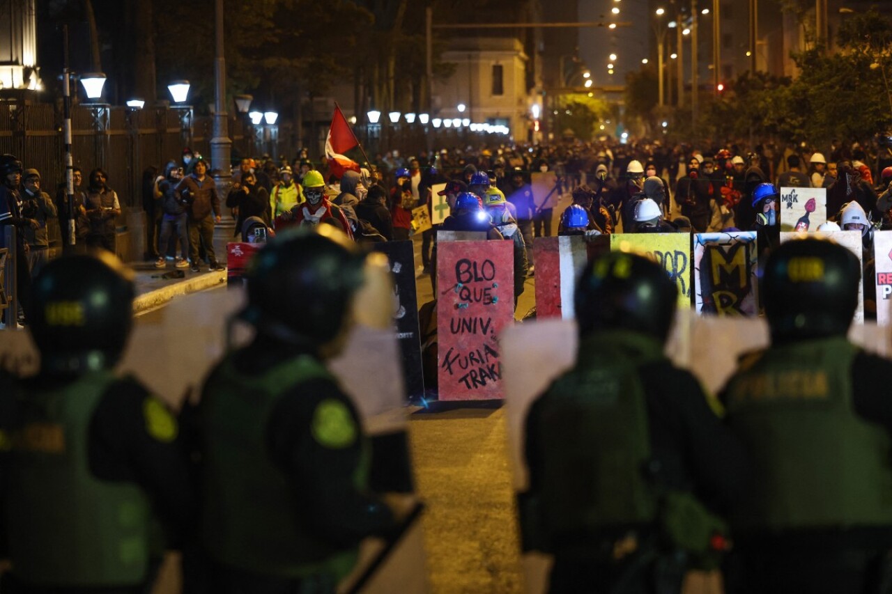 Las protestas en Perú dejan un muerto y más de 100 heridos