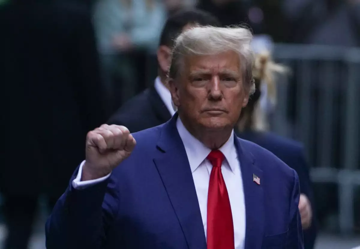 El expresidente de los Estados Unidos, Donald Trump, hace gestos a sus partidarios, el día de los argumentos finales en el juicio de fraude civil de la Organización Trump, fuera de una propiedad de Trump en el distrito de Manhattan de la ciudad de Nueva York, EE. UU., el 11 de enero de 2024.