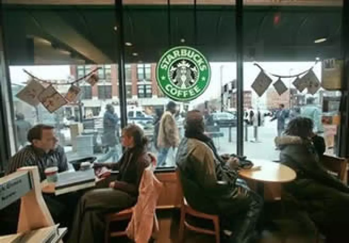 La cadena de cafeterías ha recortado costos y cerrando instalaciones cuyo desempeño se ha debilitado por la recesión. (Foto: AP)