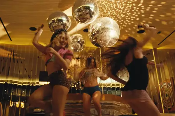 house-tour-sabrina-carpenter-1 (1).jpg