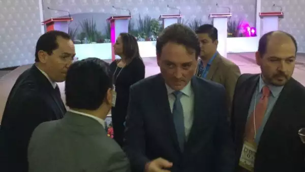 No reconoce la constancia de mayoría de Fayad.