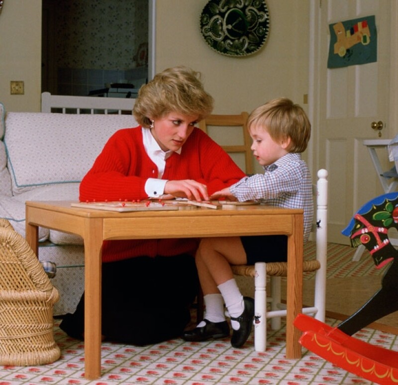 La princesa armando un rompecabezas con Guillermo en la sala de juegos del Palacio de Kensington.