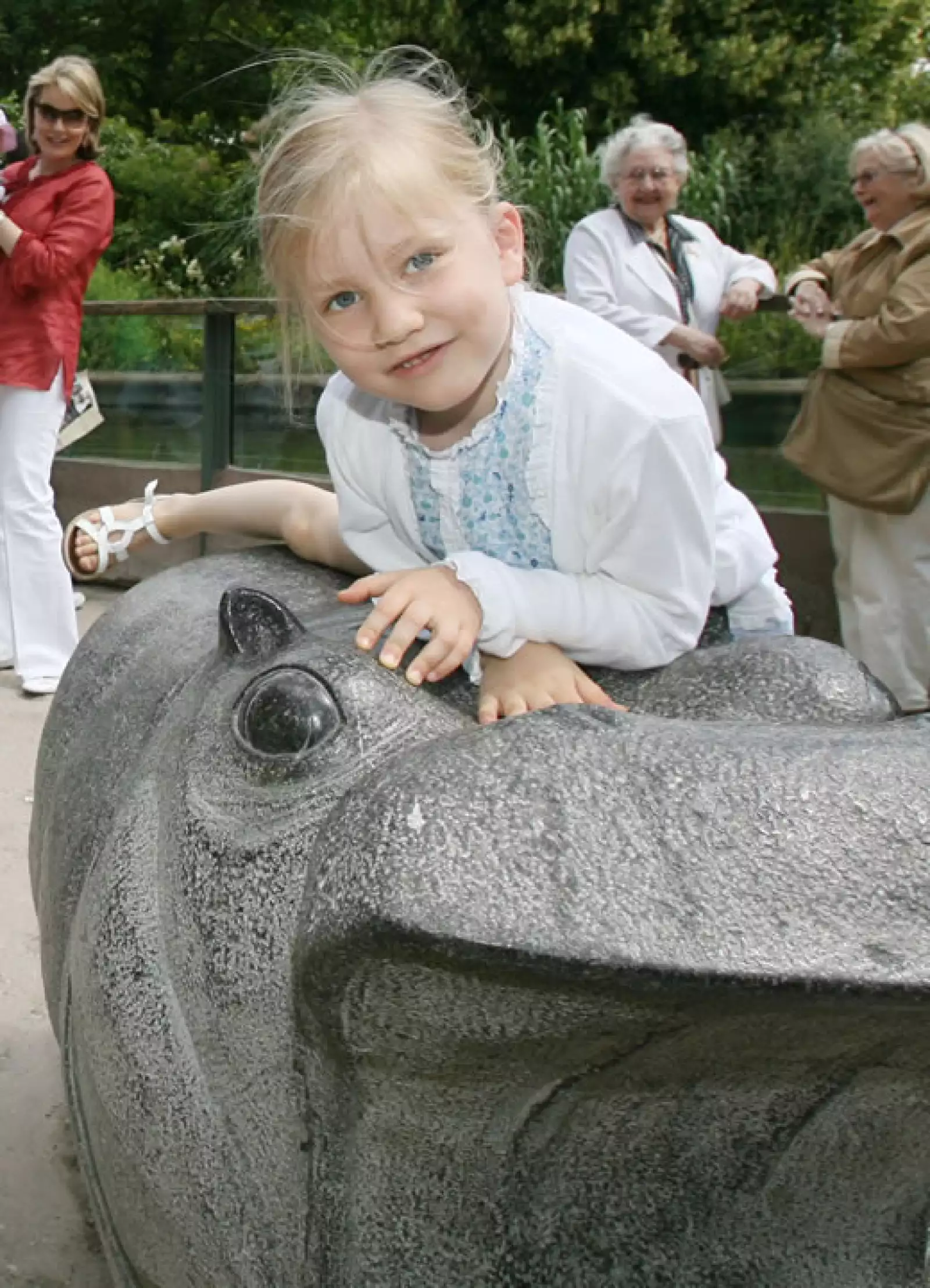 Aunque parece ser muy reservada, siempre se porta a la altura.