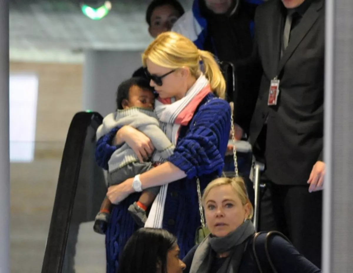 Charlize se mostró como una madre muy protectora.