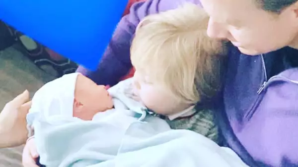 Manuelito,el hijo de Anahí, y su hermanito Emiliano