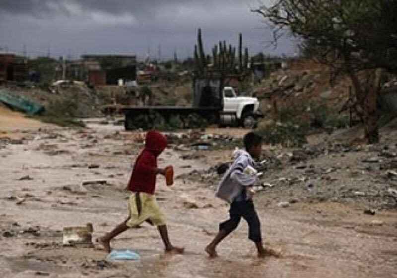 Residentes buscaban refugios para protegerse ante la proximidad del fenómeno. (Foto: AP)