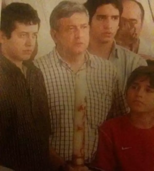 López Obrador con sus hijos, Ramón, Andrés y Gonzalo, durante el funeral de Rocío Beltrán.