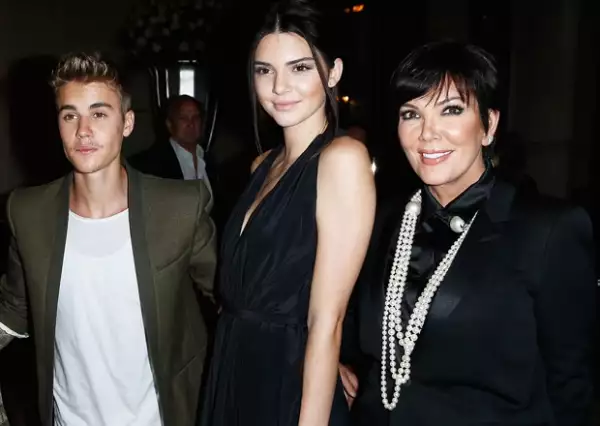Justin Bieber parecía disfrutar de la compañía de Kendall y Kris Jenner en la fiesta de CR Fashion Book y después se fueron a cenar solos.