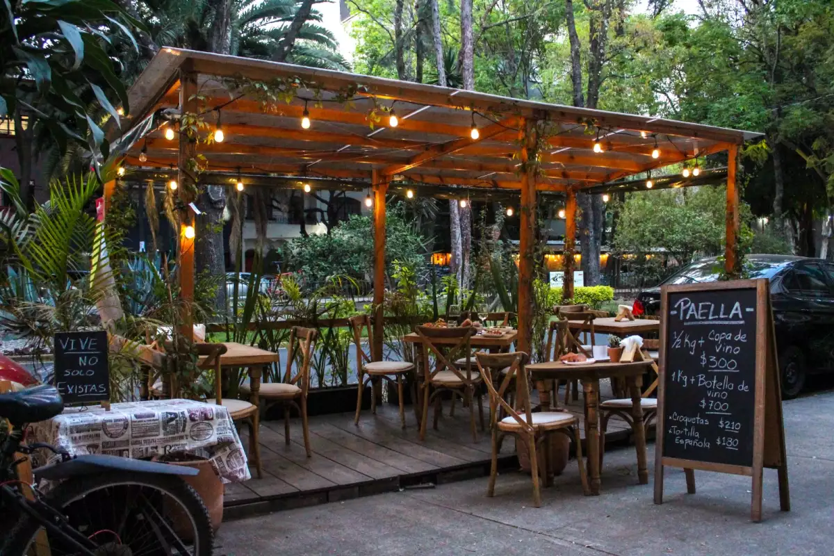 Foto de la terraza del wine bar La Fiambrería en la Condesa