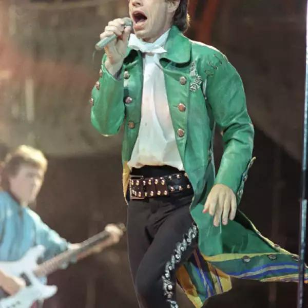 Aplicaciones de estoperoles, piezas confeccionadas en piel y originales chaquetas siempre distinguieron al artista.