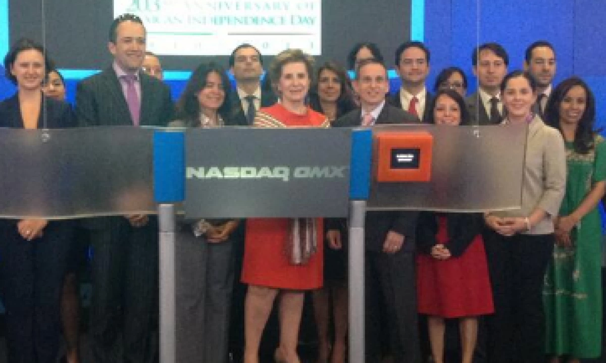 La cónsul general de México en Nueva York , Sandra Fuentes-Berain, presidió la ceremonia del cierre de este lunes en el Nasdaq. (Foto: Tomada de Nasdaq)