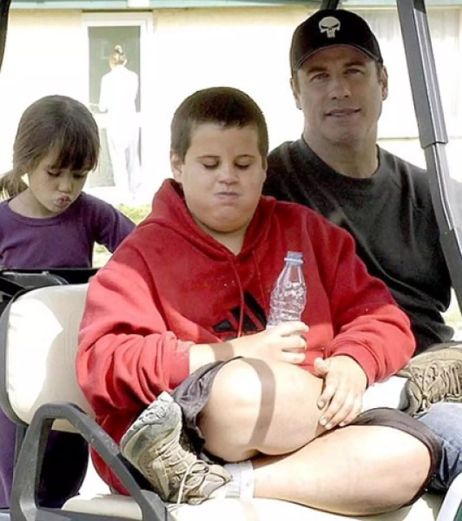 Jett, el hijo de John Travolta falleció tras sufrir un ataque de epilepsia y pegarse en la cabeza en la tina de baño en la casa donde pasaba las vacaciones.