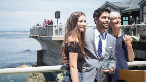 Meadow, la hija del fallecido actor, se dejó ver como pocas veces en un evento en el que se premió a Adrian Grenier a través de la fundación de Paul.