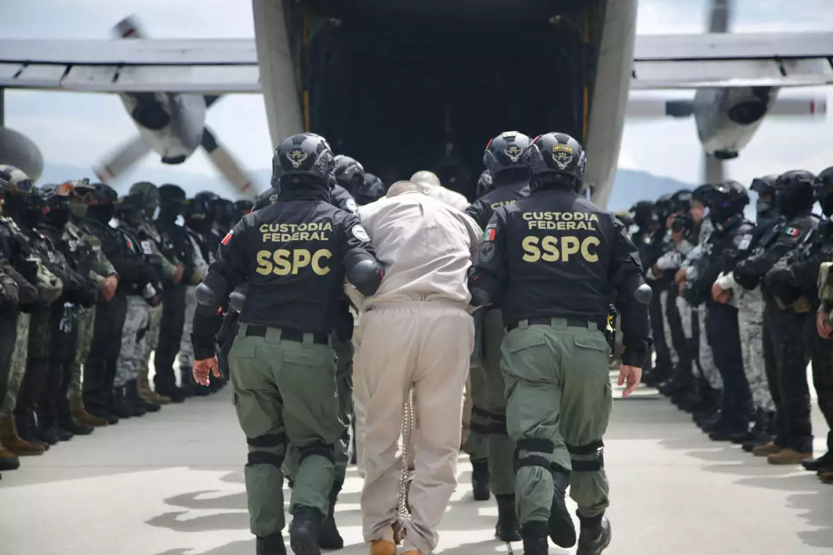 Mexico transfers cartel members to the U.S.