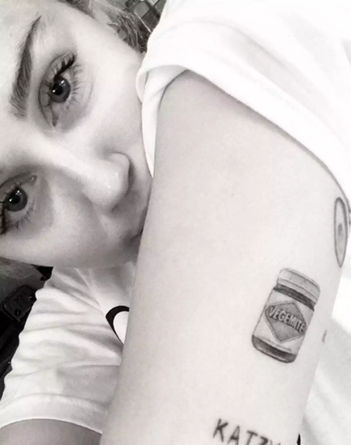 Si todavía se dudaba de que la cantante hubiera retomado su relación con el actor, el nuevo dibujo que se hizo en su brazo es la más reciente prueba de que su compromiso va más en serio que nunca.