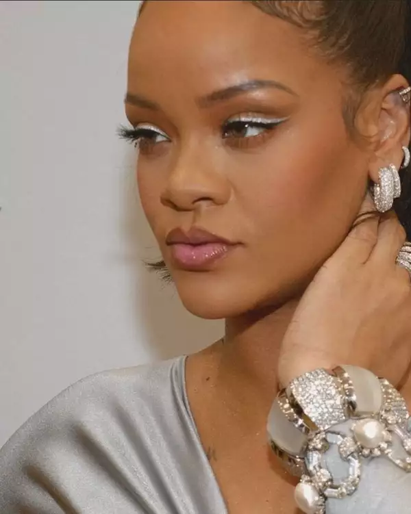 Rihanna maquillaje