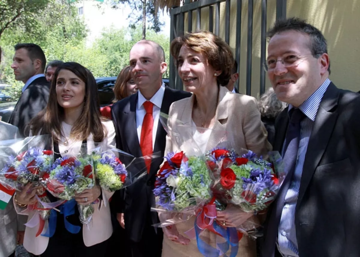 Salma Hayek acompañada de autoridades francesas antes de entrar a la guardería.