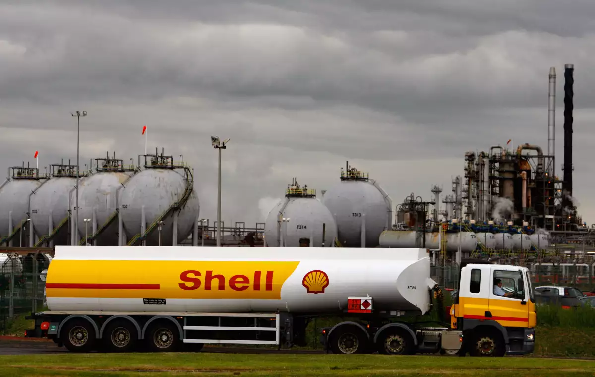 Shell aseguró que el recorte de empleos forma parte de su estrategia por hacerle frente a los bajos precios del crudo.