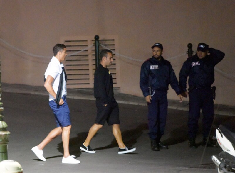 Fue detenido brevemente, pero después los policías le pidideron que abandonara el lugar.