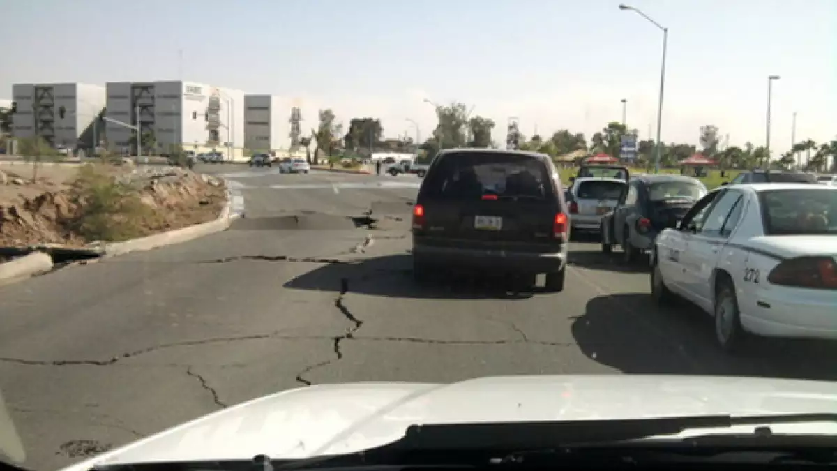 El sismo caurteó el pavimento en caminos y carreteras