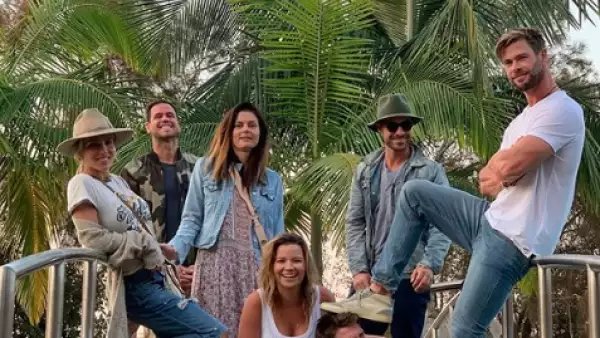 Elsa Pataky, Liam Hemsworth, Chris Hemsworth y amigos