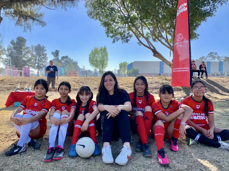 Andrea Ruiz, directora de Girls United, junto a parte del equipo de las niñas jugadoras de fútbol.