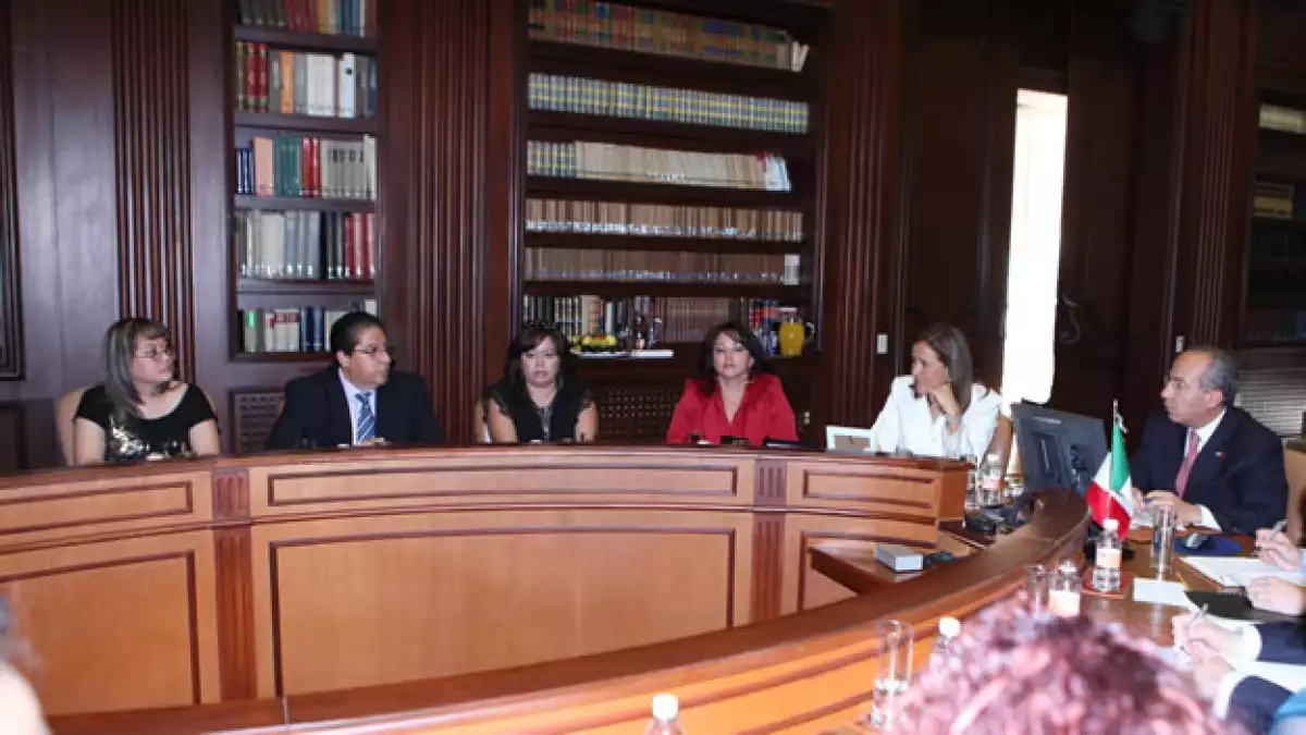 Felipe Calderón (en el extremo derecho) escuchó las exigencias de que se esclarezcan los hechos del 5 de junio de 2009