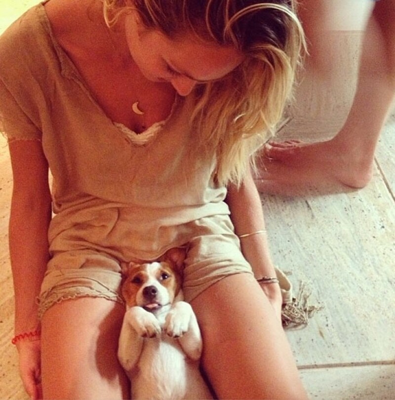 Candice con su mascota.