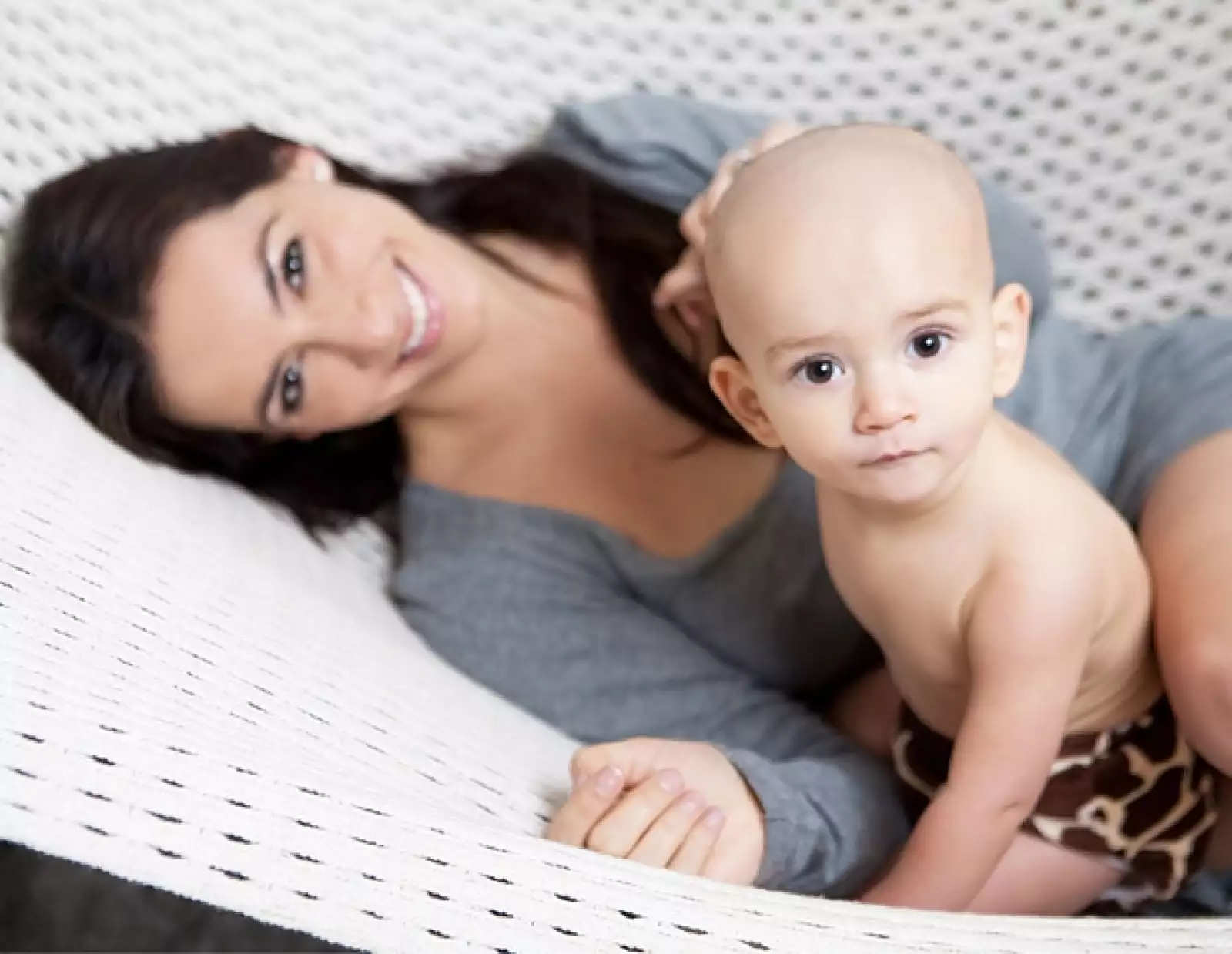Claudia se encuentra muy feliz en su faceta como madre, ya que cada día aprende cosas nuevas de su pequeño hijo.