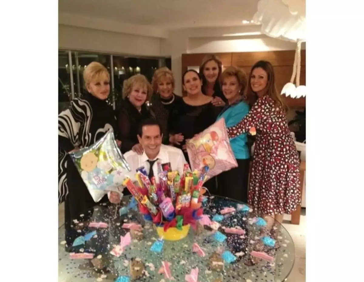 Angélica Vale fue consentida por sus amigos y su mamá Angélica María en su primer baby shower.