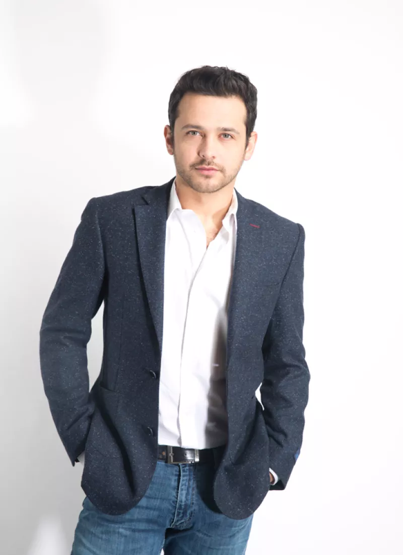 Está en cine, en tele, en teatro, la gente le pregunta "¿De dónde saliste?" porque en efecto parece haber aparecido de la nada y tomado al mundo por sorpresa. Por eso es nuestro niño a seguir.