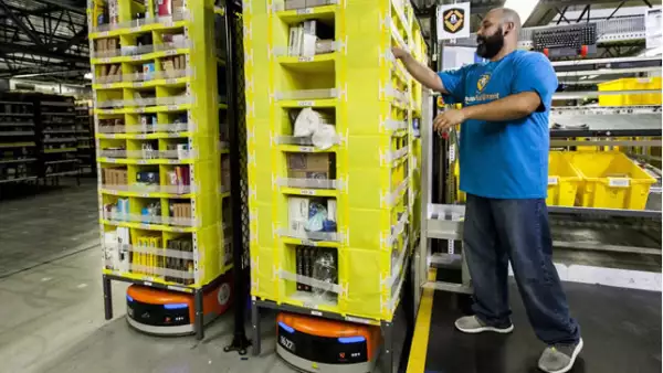 Los robots trasladan los productos hasta la línea de distribución donde personal humano selecciona el producto para que inicie su proceso de empaquetado