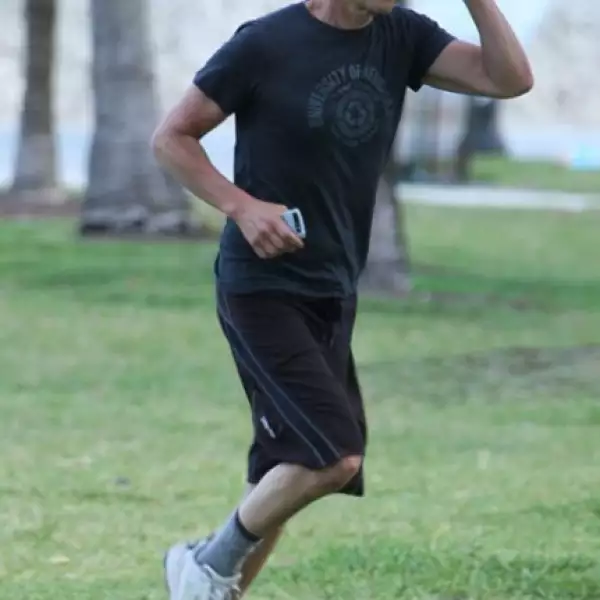 Kevin Bacon no suelta su Blackberry ni para correr.