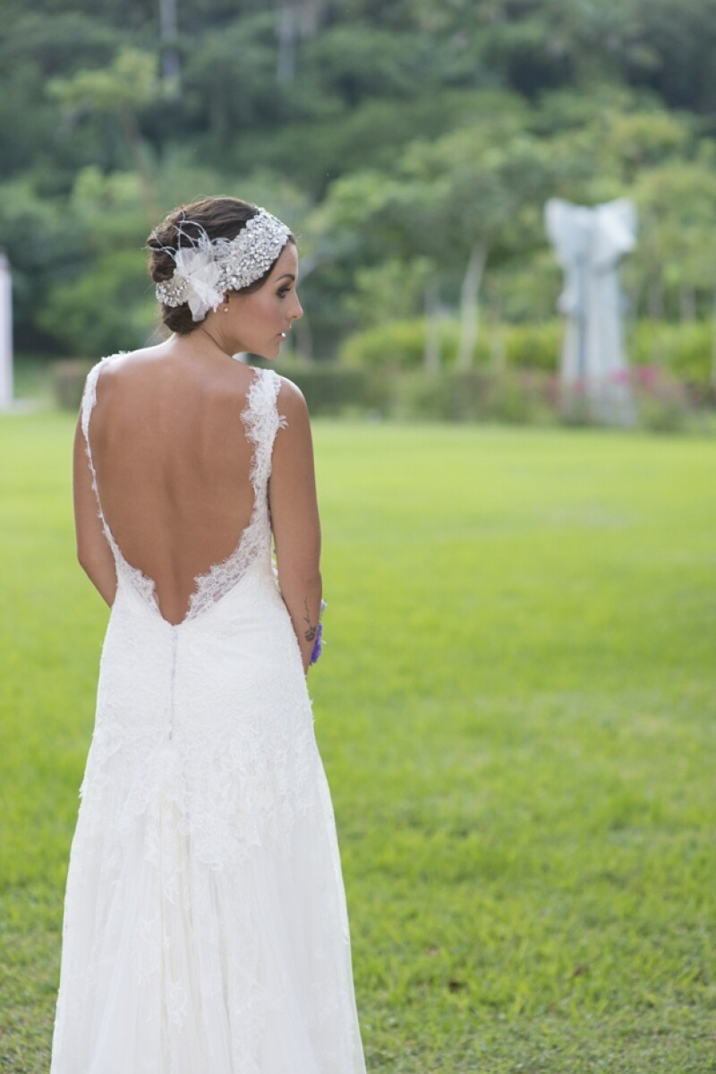 Su vestido de novia era todo de encaje y con un marcado escote en la espalda. Lució espectacular.