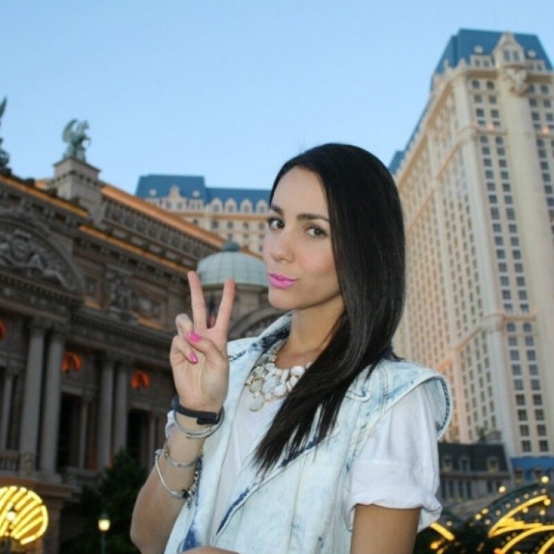 Chantal luce fresca, cómoda y juvenil con su elección de outfit.