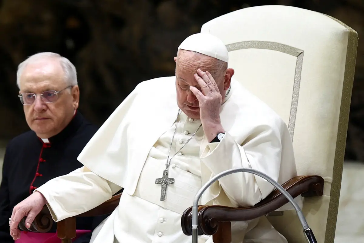 El papa Francisco es hospitalizado por una bronquitis que lo dejó afónico