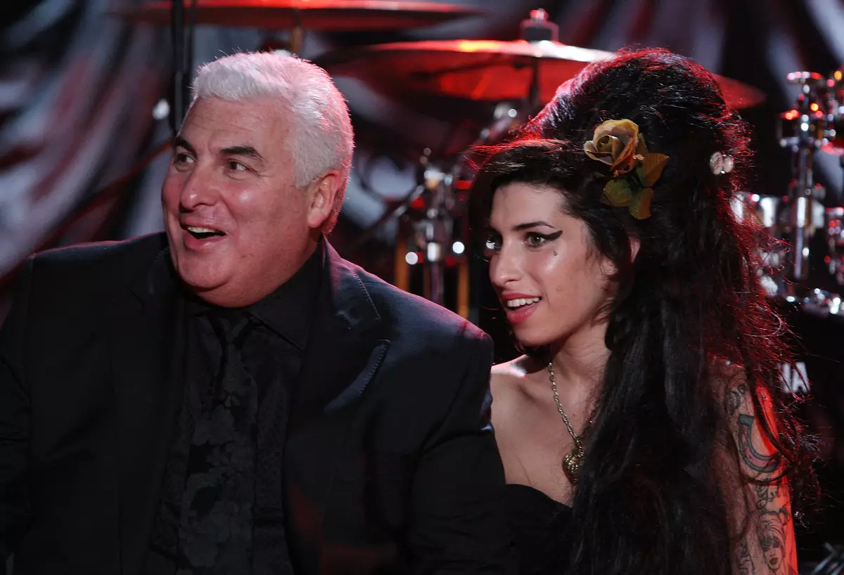 Padre de Amy Winehouse indemnizará a amigas de su hija por disputa de objetos subastados